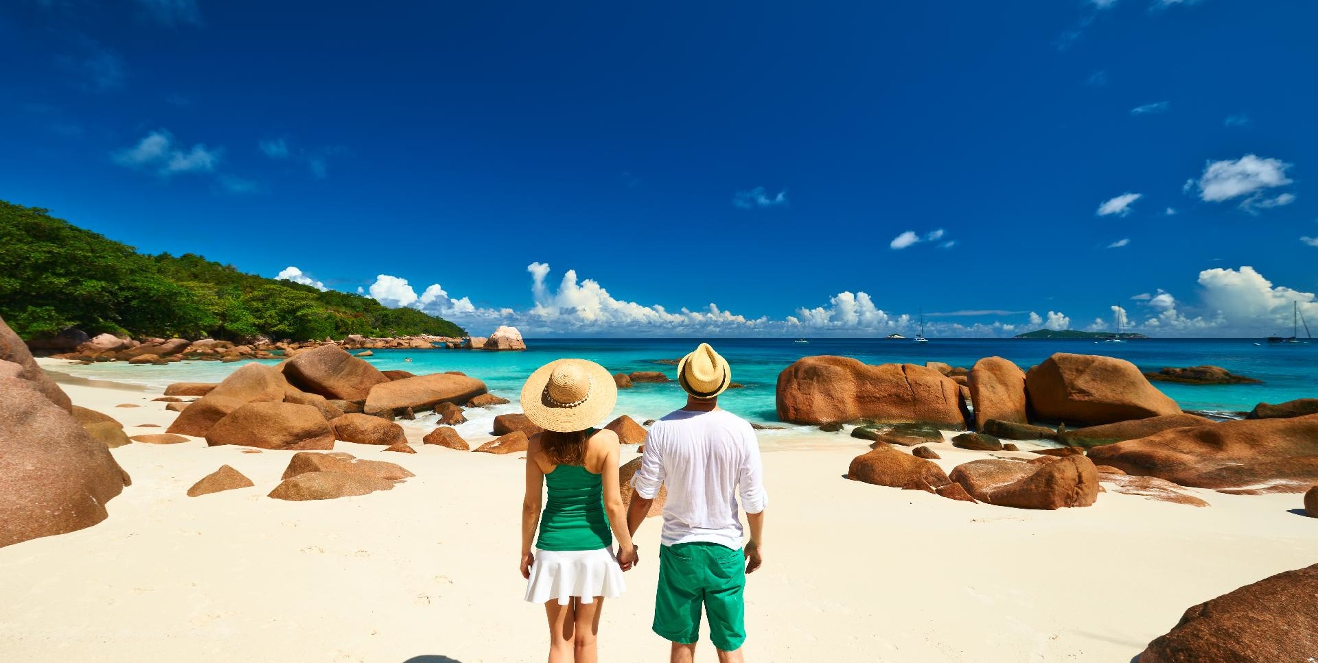 seychelles-pareja-playa-tropical