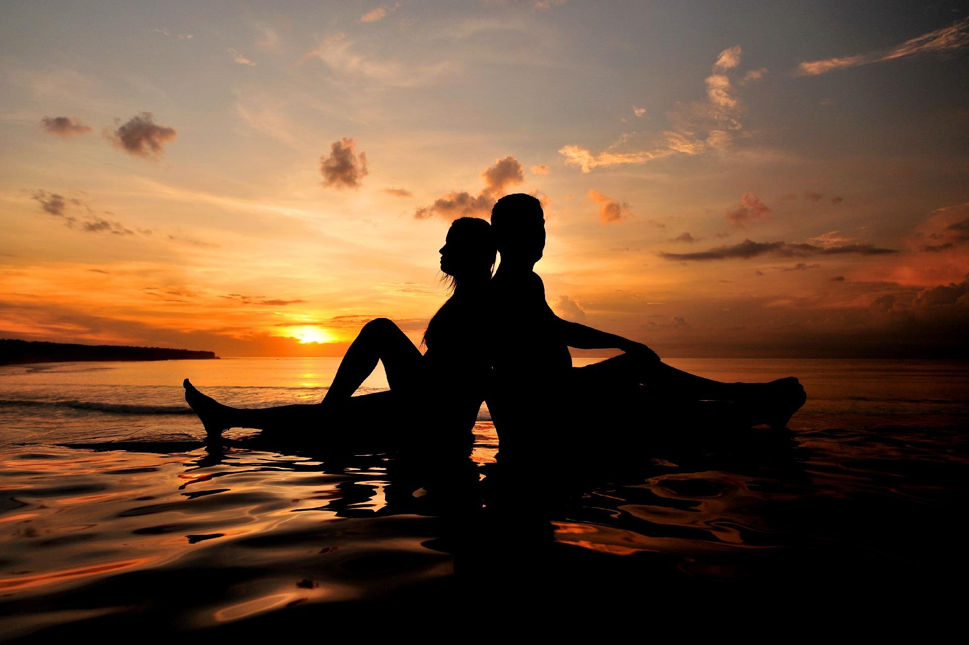 costa-rica-silueta-joven-pareja-romantica-puesta-sol