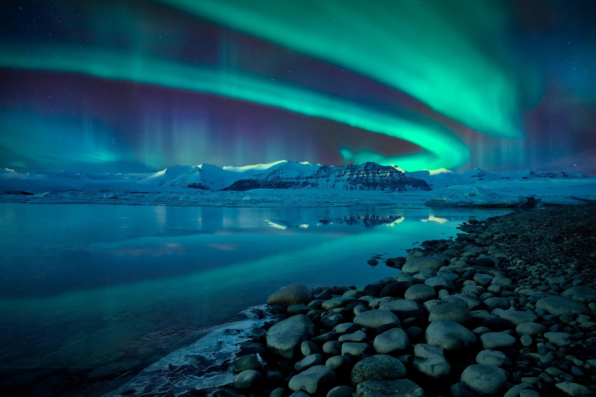 islandia-auroras-boreales-sobre-la-laguna-glacial