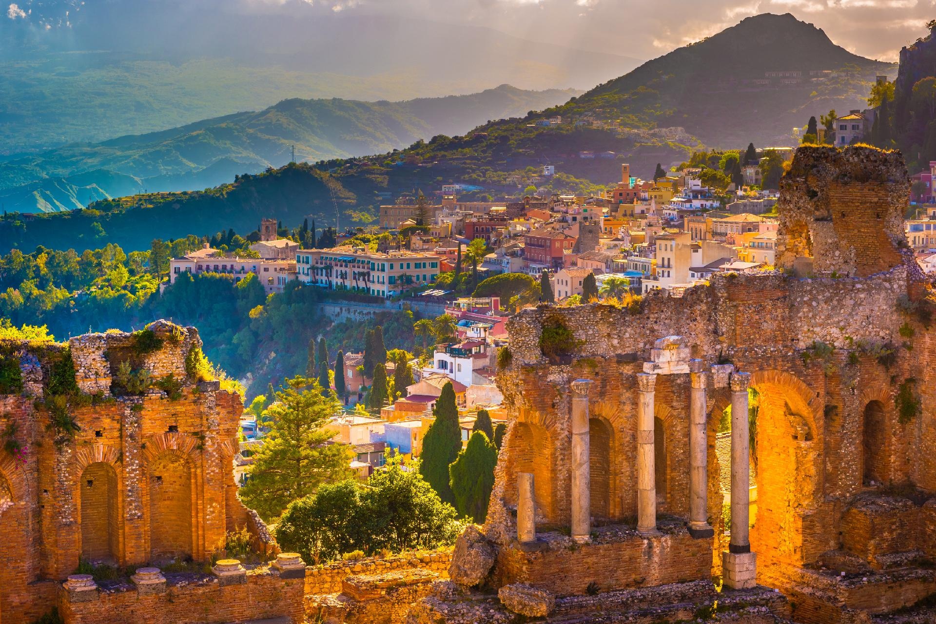 Italia, Sicilia, Taormina, ruinas del teatro al atardecer, hermoso viaje