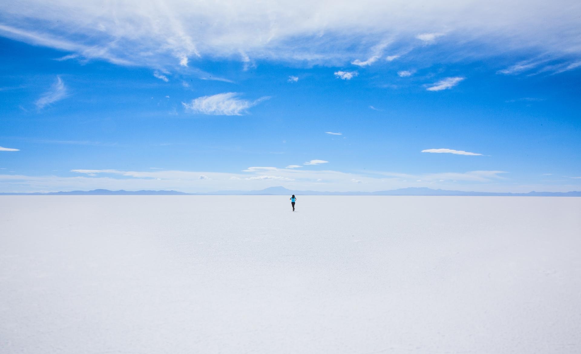 mujer recorriendo el salar de uyuni en bolivia