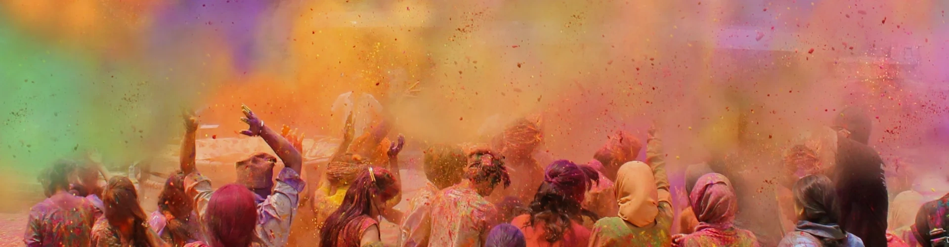 Fiesta Holi en Nepal e India con personas cubiertas de polvos de colores durante una de las festividades más famosas del mundo