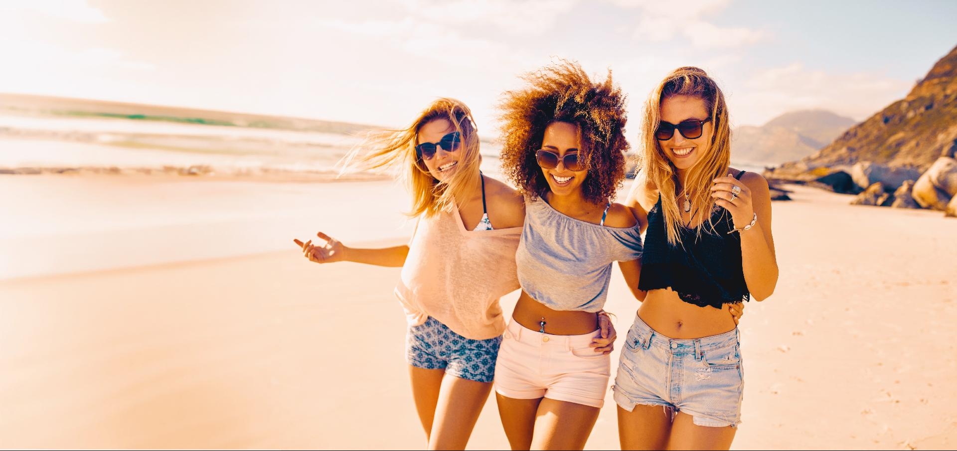 Tres amigas paseando playa