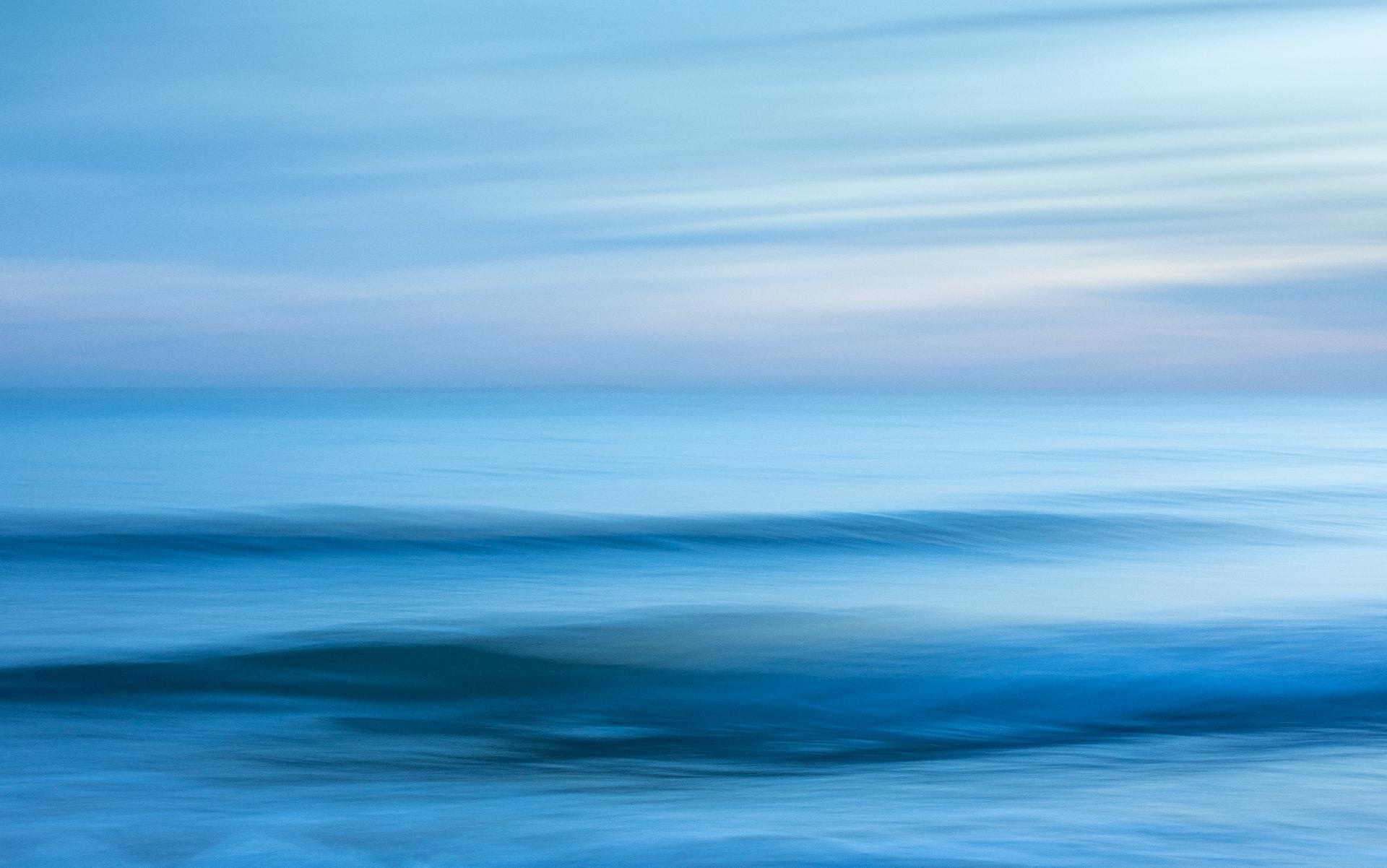 mar azul en calma