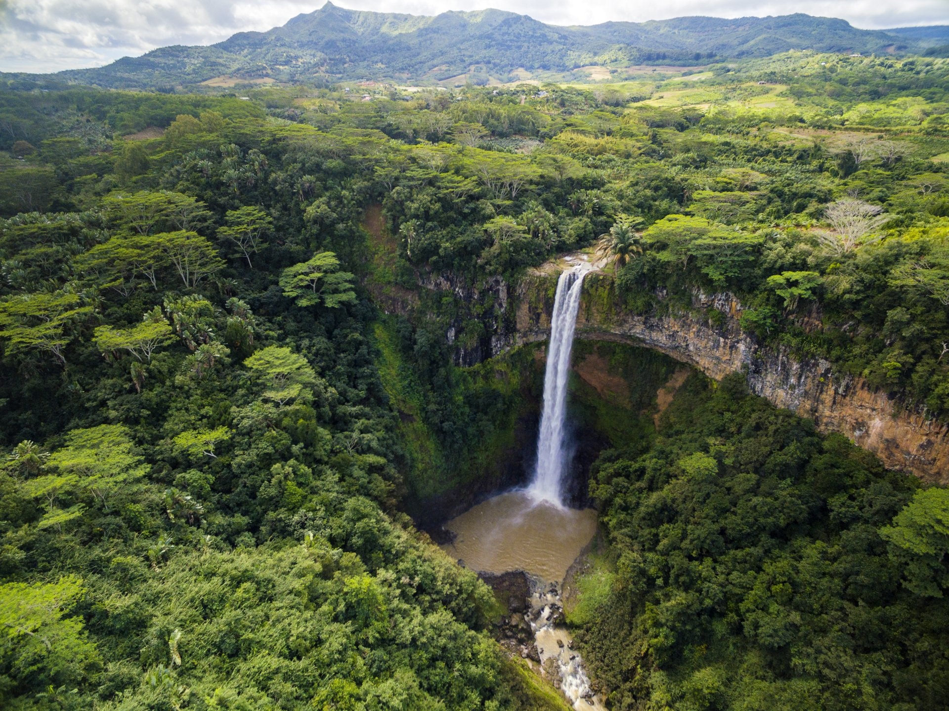 perspectiva-aerea-espectacular-cascada-chamarel-mauricio