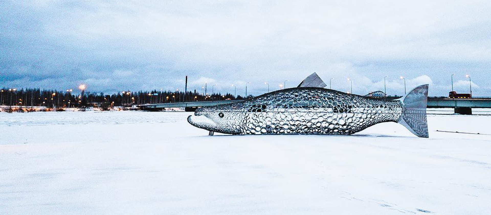 Escultura del pez en HaparandaTornio