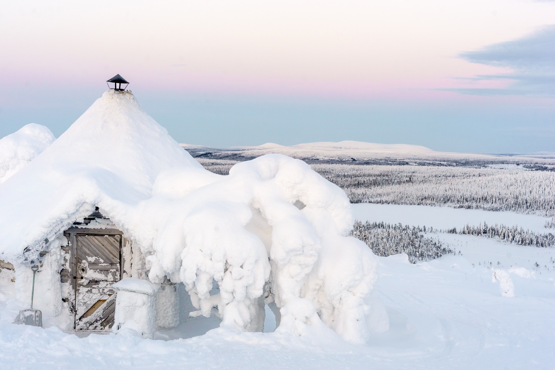 Cabaña helada en Salla, Finlandia