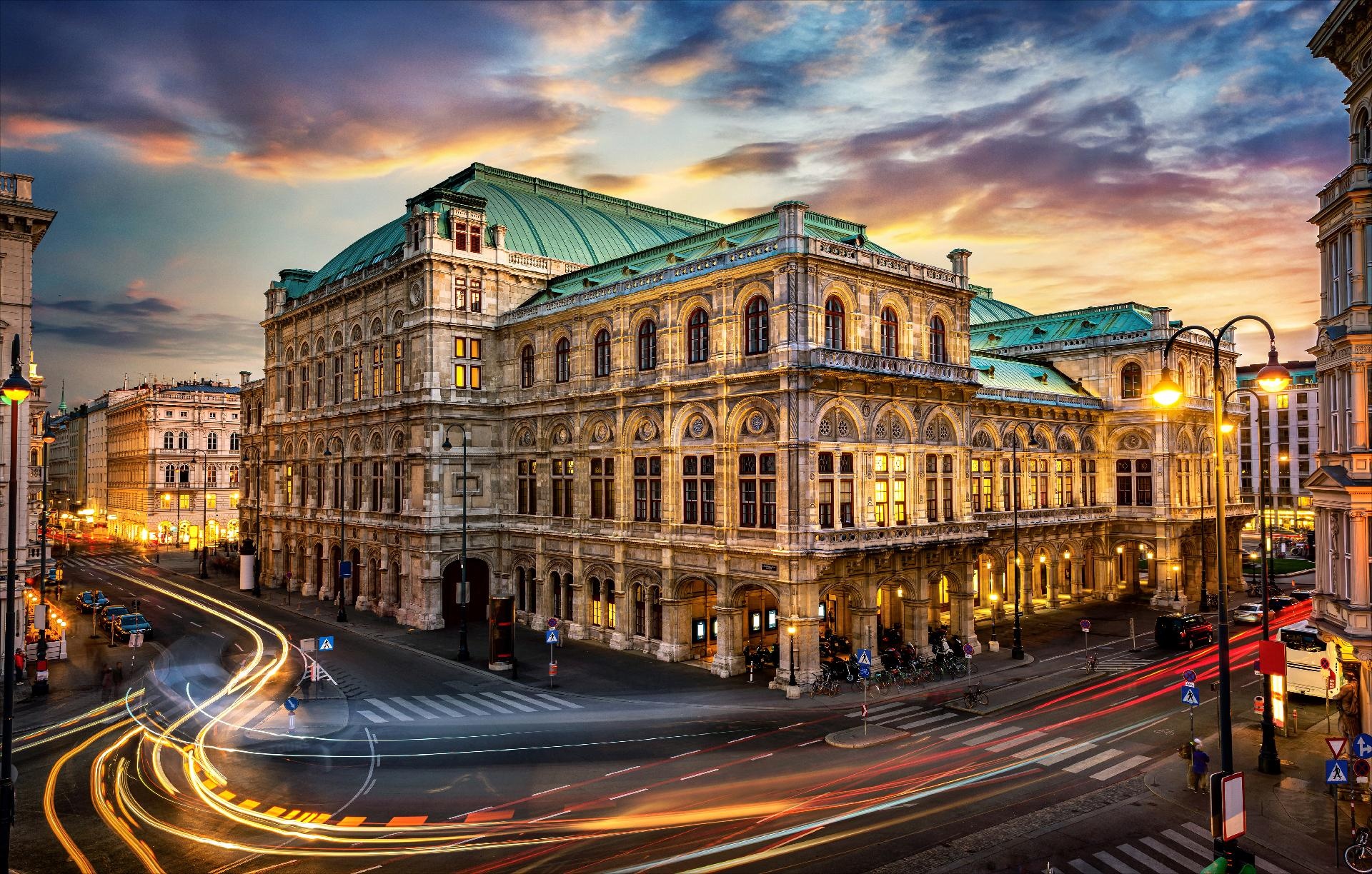 Vista panorámica al aterdecer de la Ópera de Viena