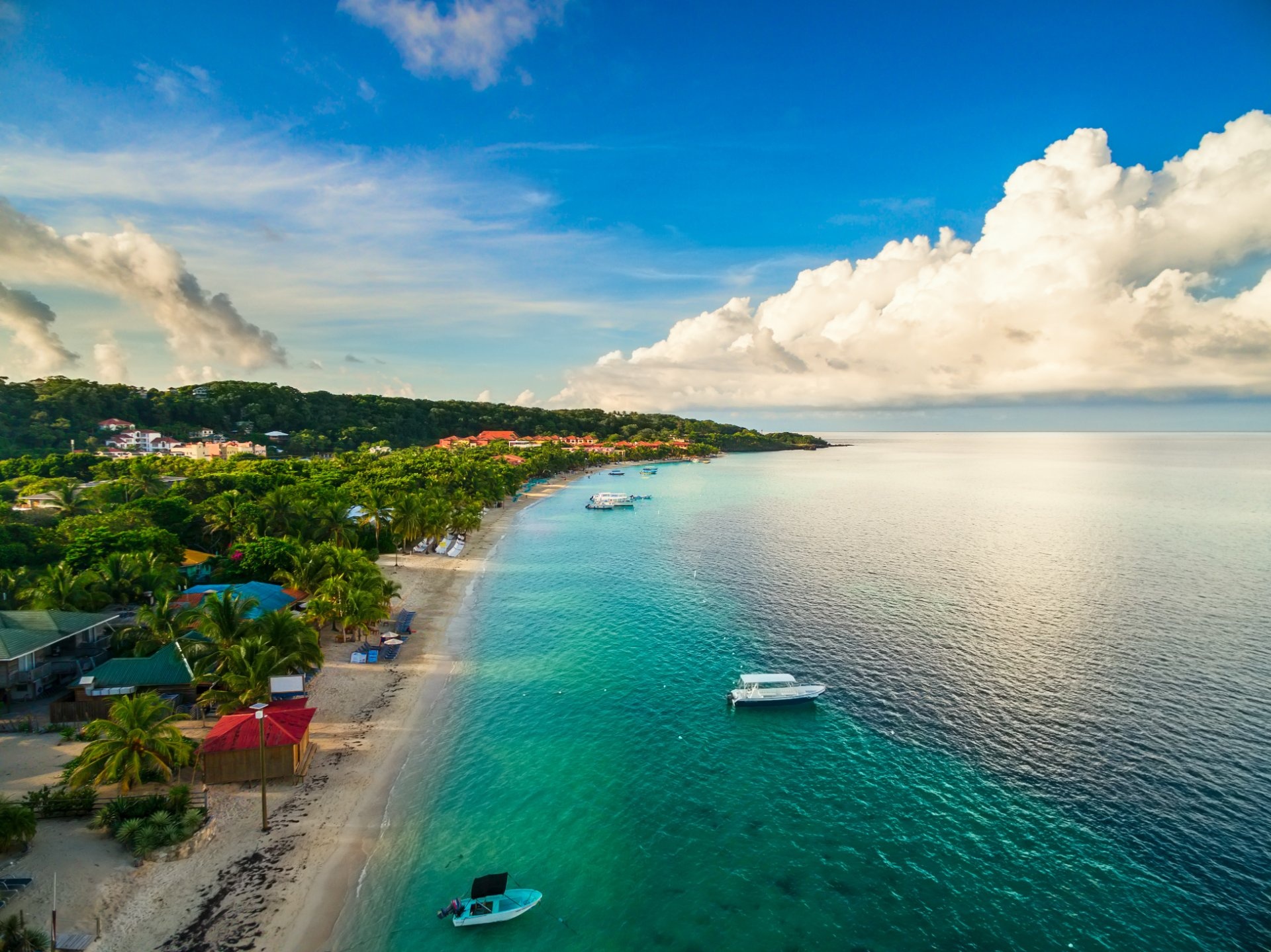 Vista aérea Playa Roatan Honduras