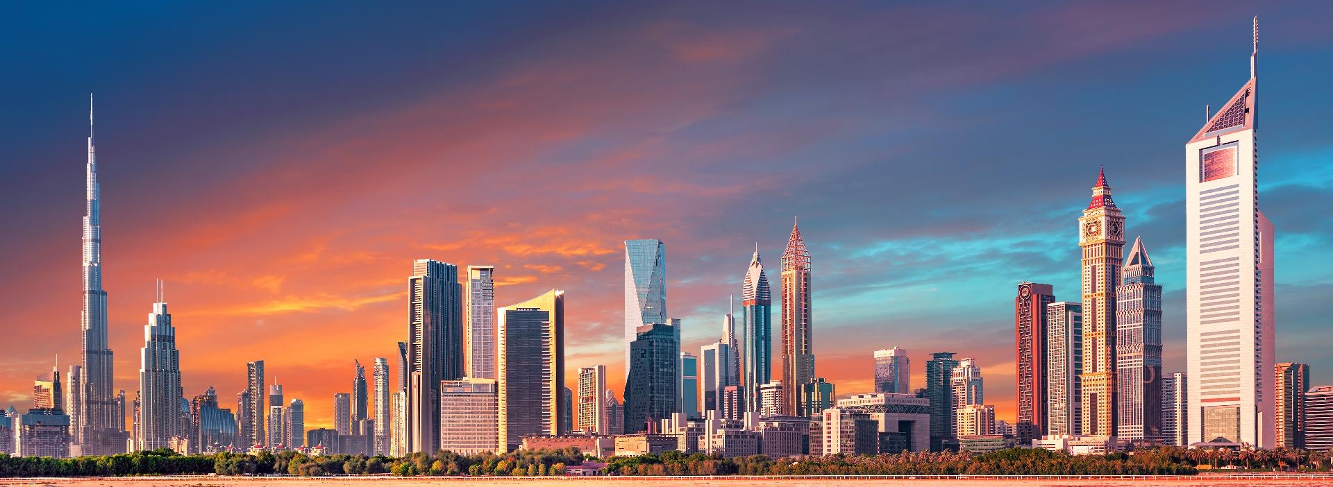 skyline-centro-de-Dubai-con-rascacielos-de-lujo