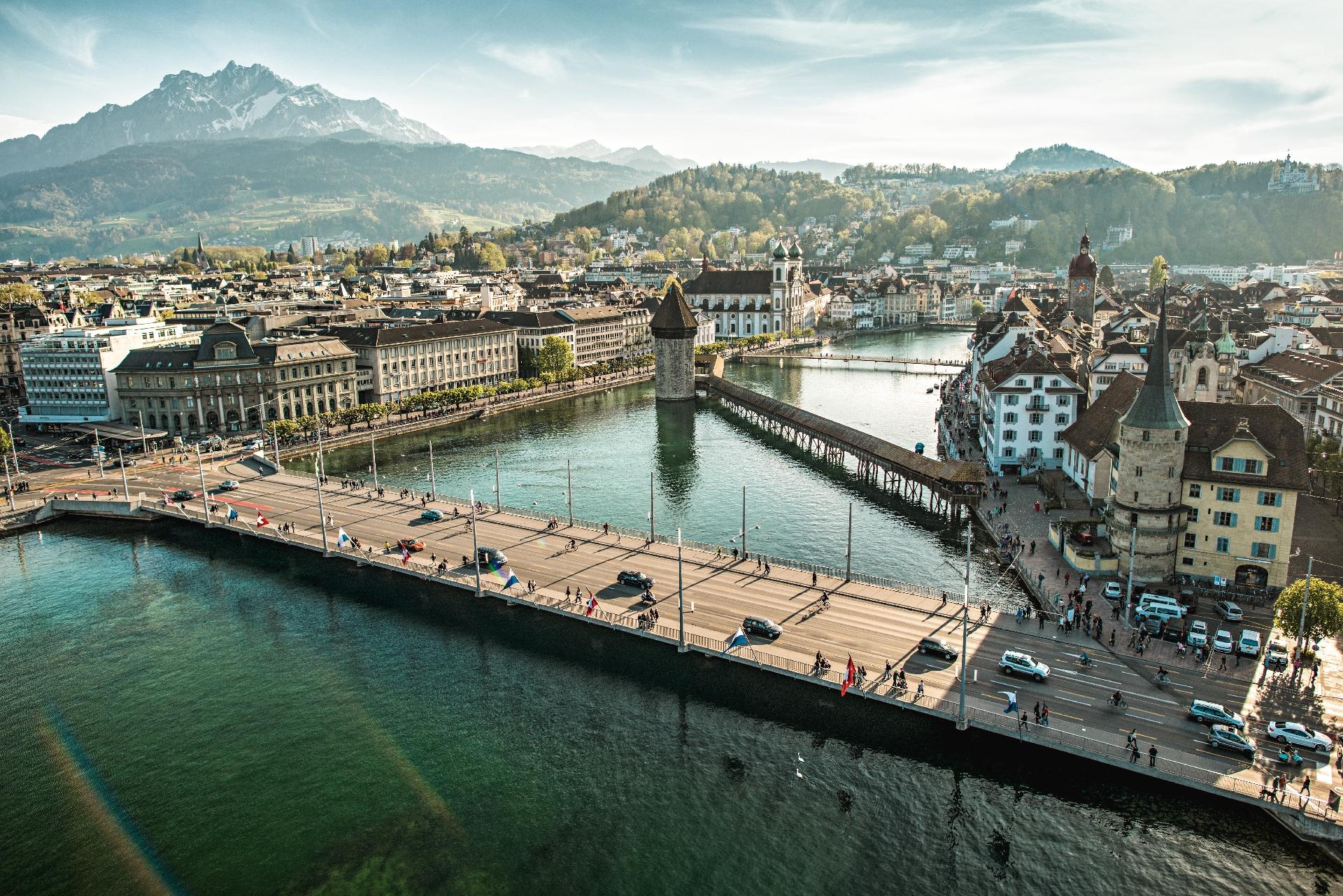 Vista panorámica del famoso Puente Chapel y el lago Lucerna