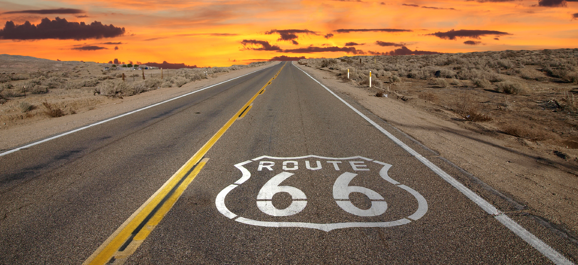 Señal de pavimento de la ruta 66 en el desierto de Mojave en California