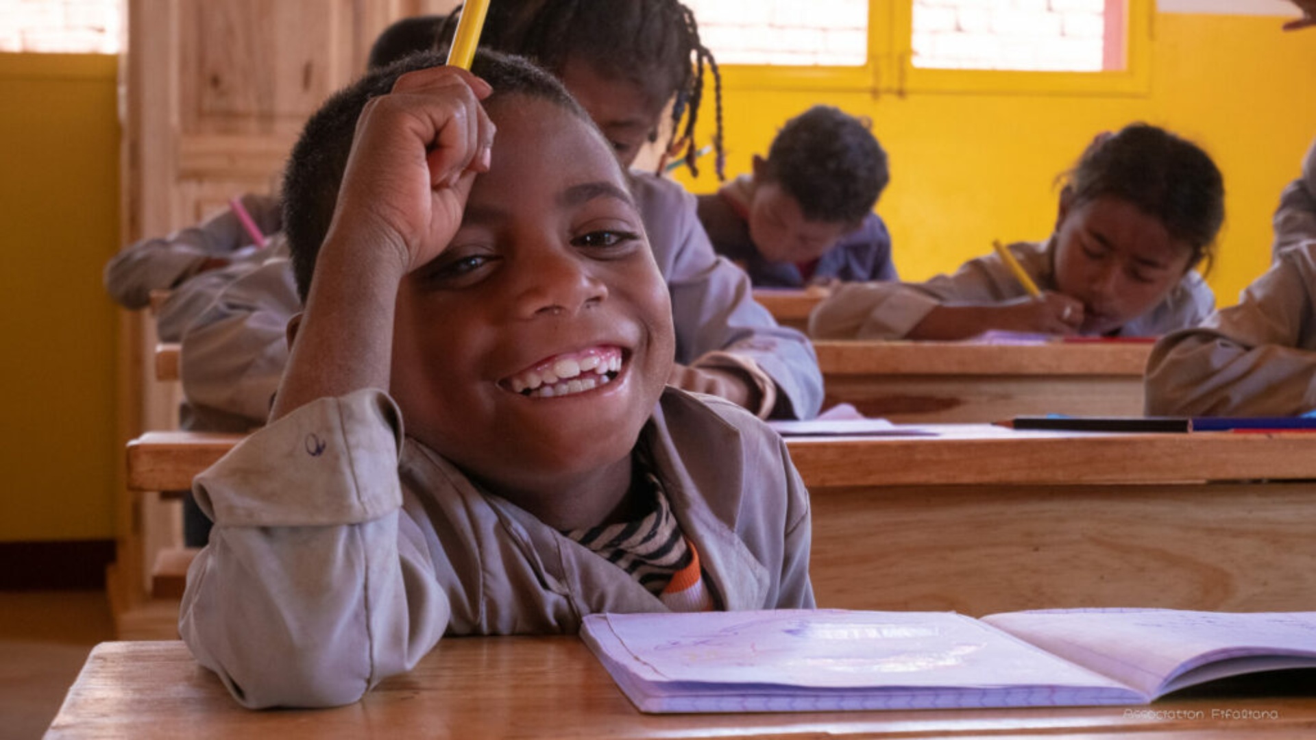 Niño escuela Scolarisation Madagascar portada