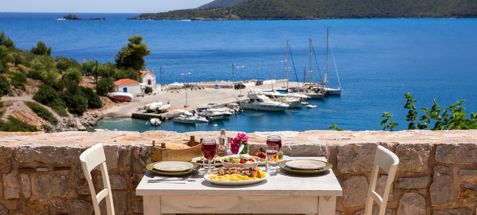 Gastronomía con vistas a la costa griega
