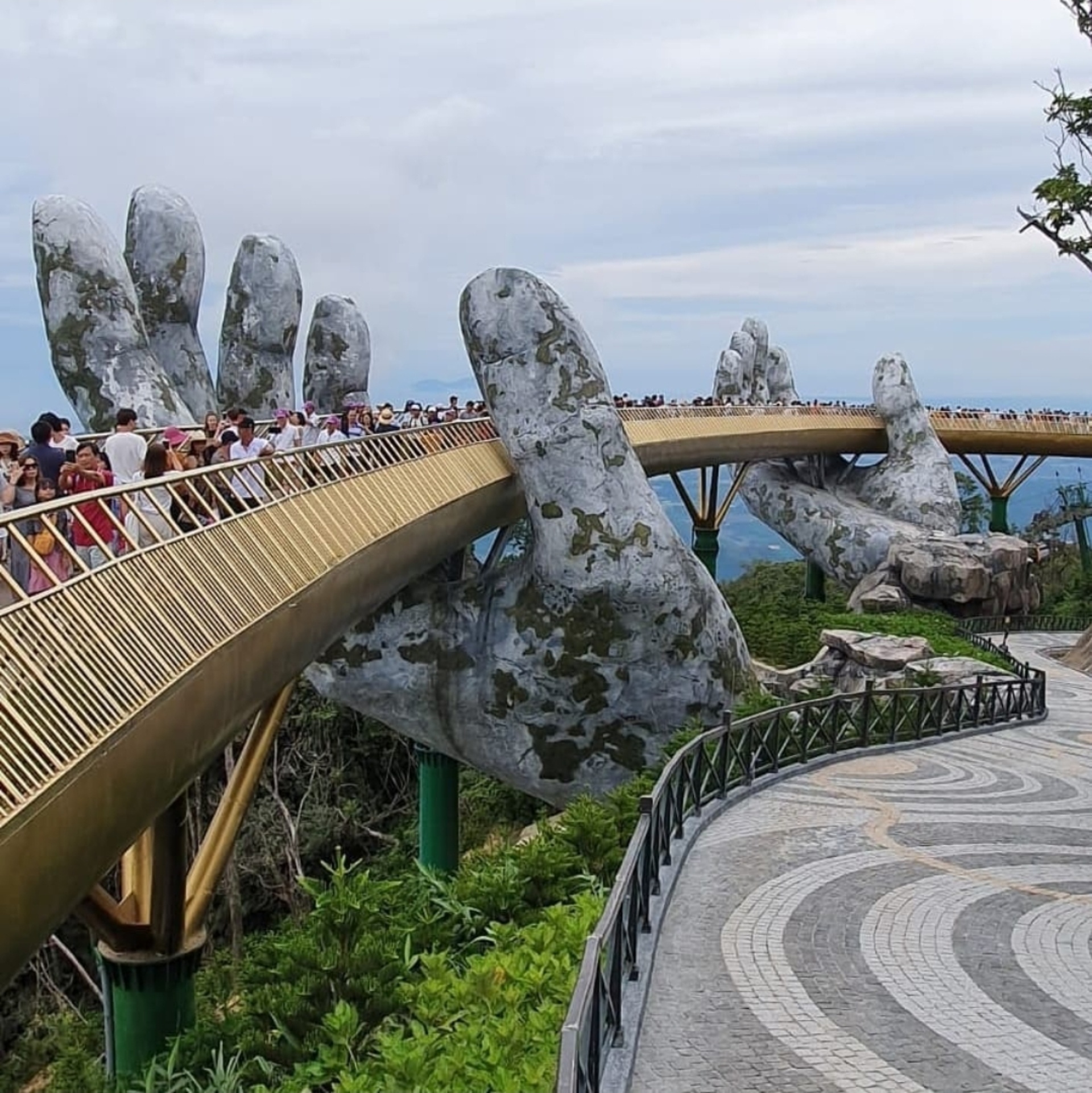 Puente de las Manos de Da Nang Vietnam