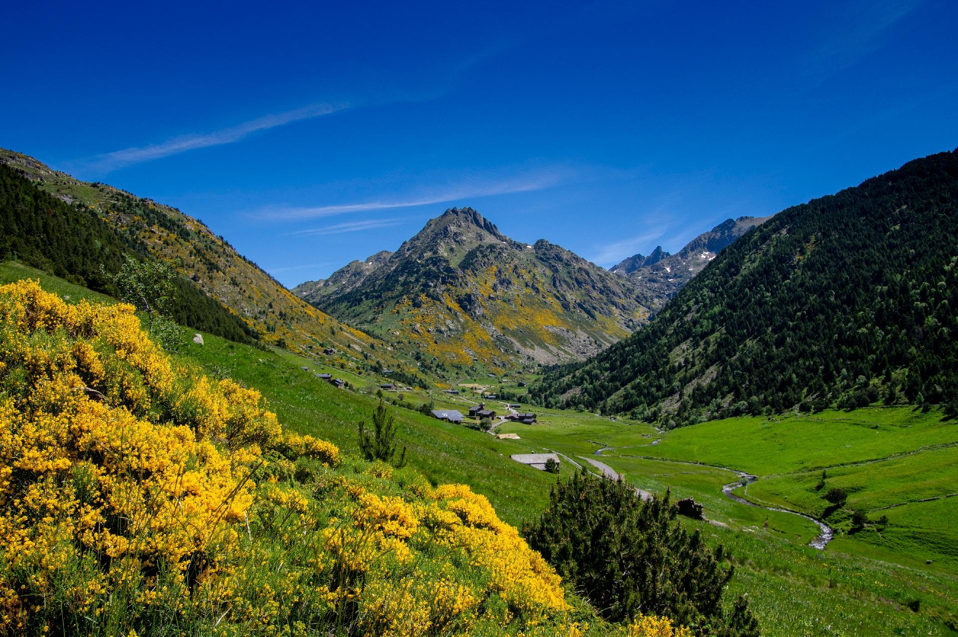 Senderos de Andorra. Senderismo en el País de los Pirineos Senderos de Andorra. Senderismo en el País de los Pirineos