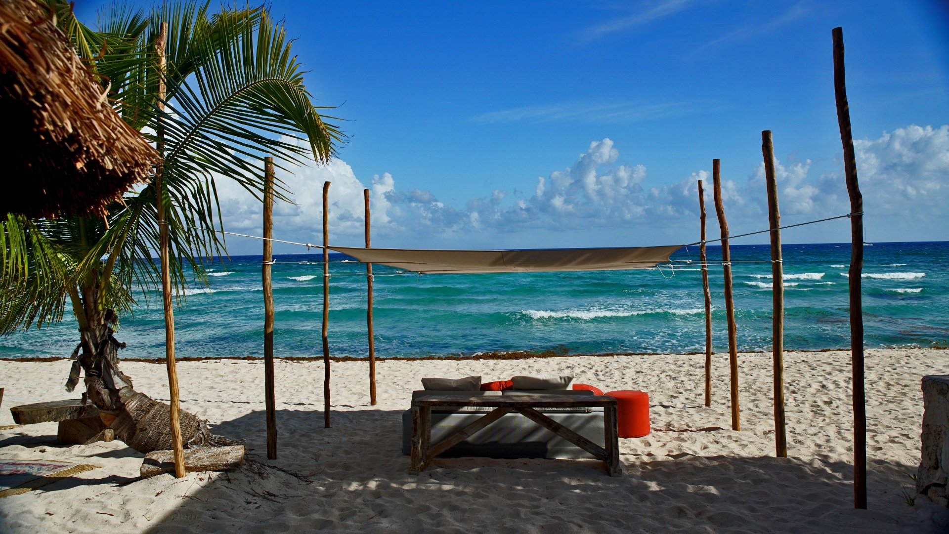 Tumbona a la sombra en una playa de Cancún