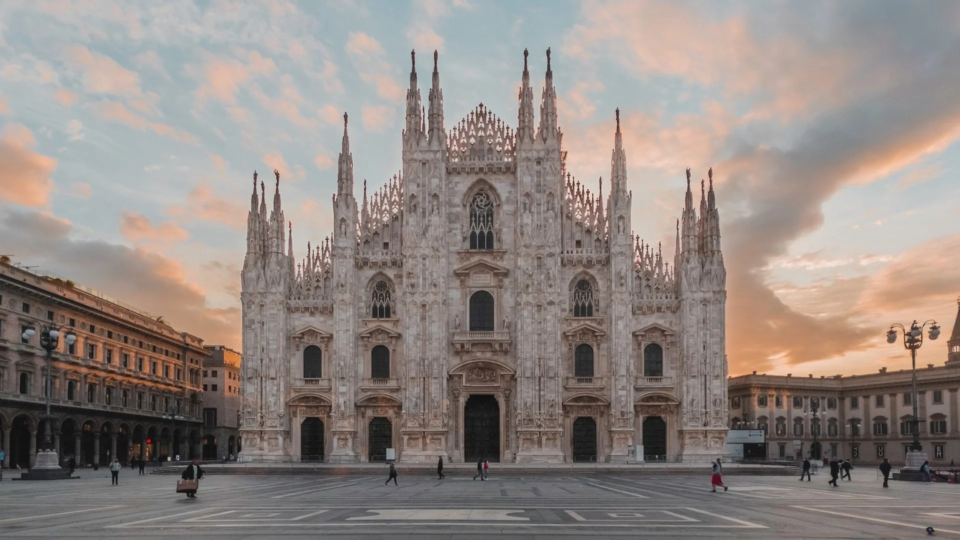 viajar a milan. viajes a italia. vacaciones y rutas por europa.