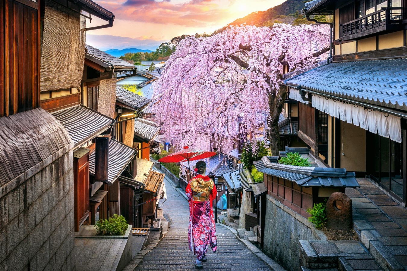 Japón, mujer vistiendo kimono tradicional japonés caminando por la calle Japón, mujer vistiendo kimono tradicional japonés caminando por la calle