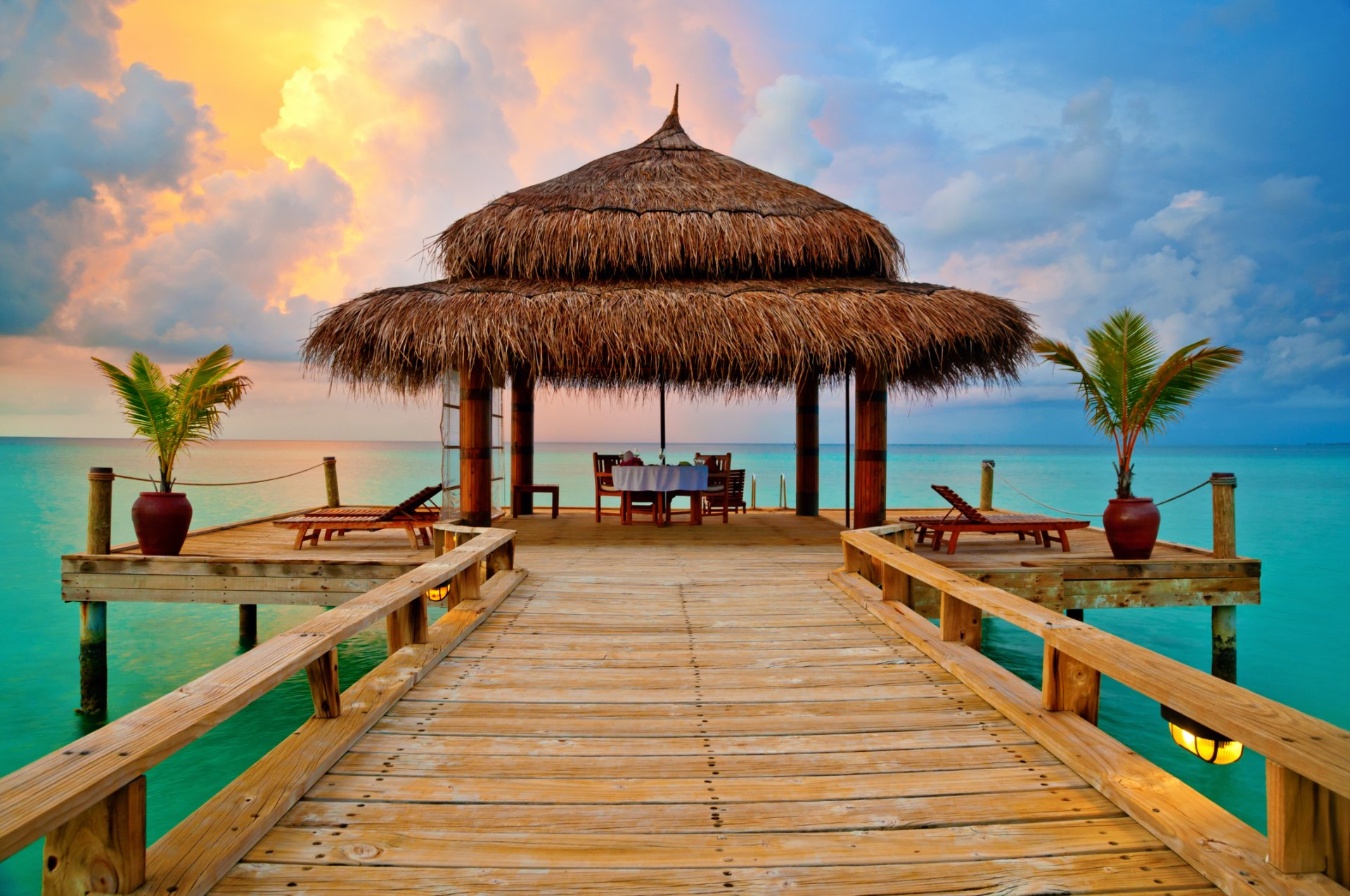 ext-cena-romantica-cabana-tropical-atardecer ext-cena-romantica-cabana-tropical-atardecer