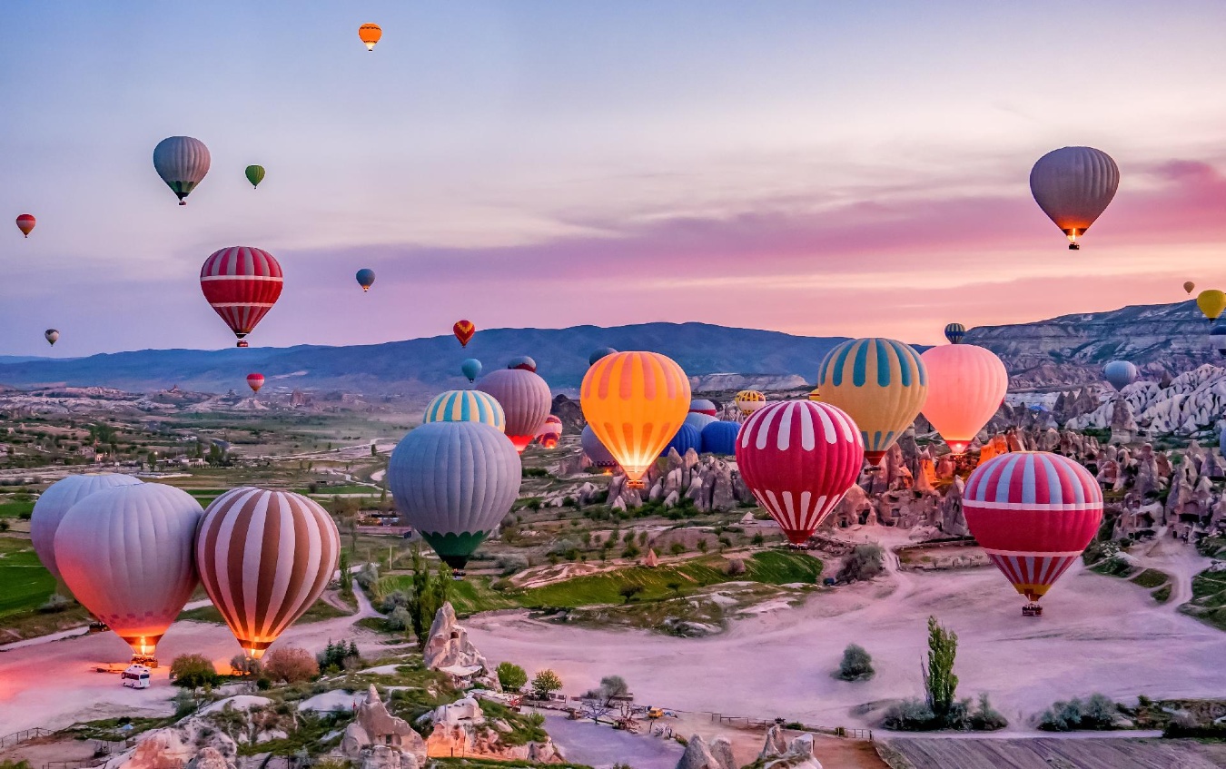 Turquia, Cappadocia, globos coloridos, aeroestaticos despegando Turquia, Cappadocia, globos coloridos, aeroestaticos despegando