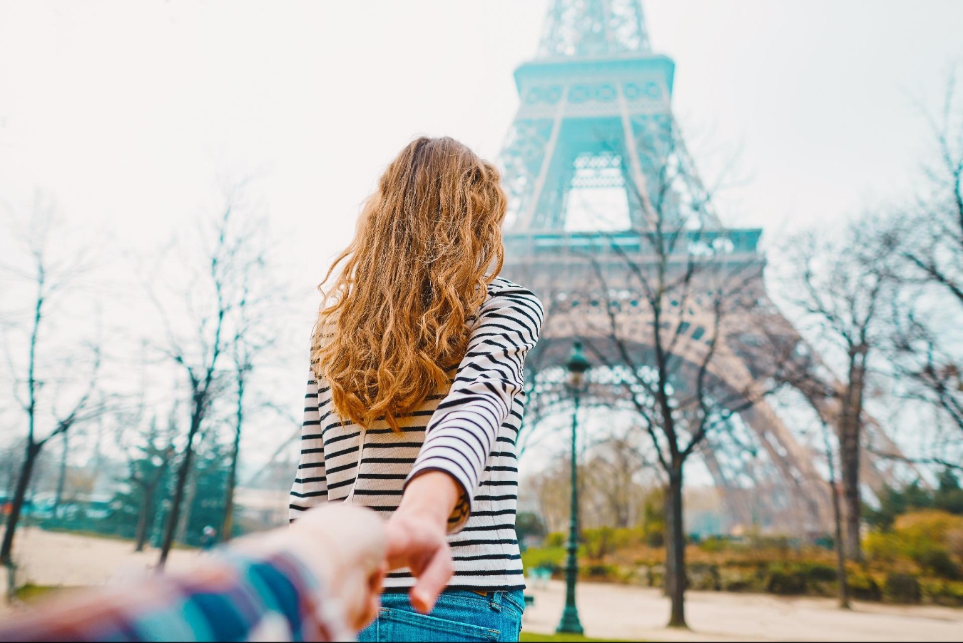 Chica con camiseta de rayas mirando la torre Eiffel Chica con camiseta de rayas mirando la torre Eiffel