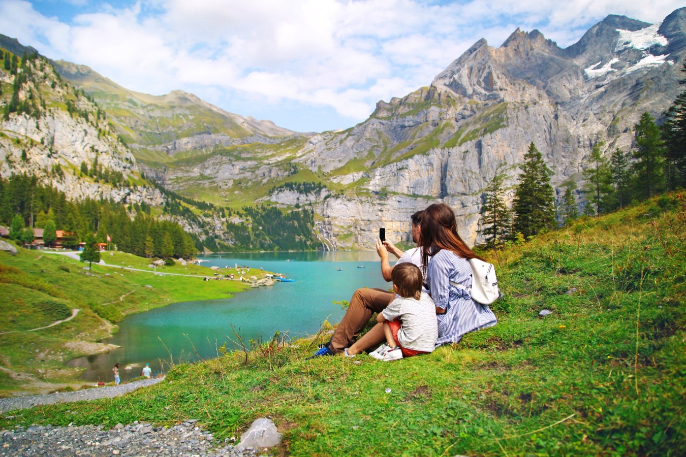 lan-suiza-familia-joven-feliz-turistas-fotografiando-naturaleza lan-suiza-familia-joven-feliz-turistas-fotografiando-naturaleza