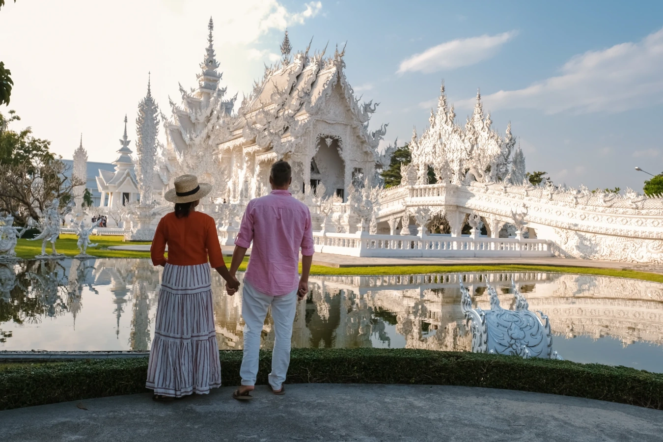 tailandia-templo-blanco-chiang-rai-pareja