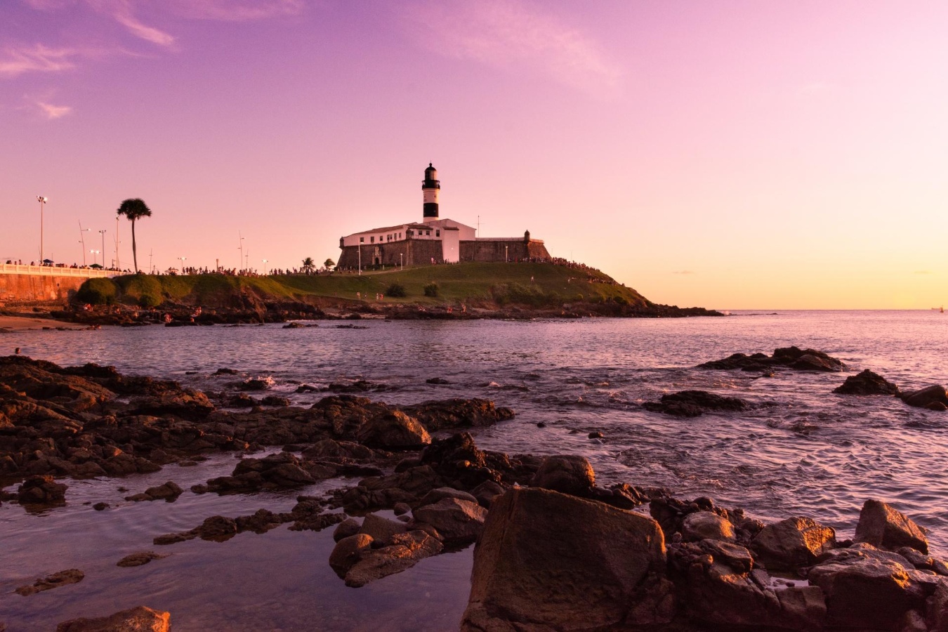 Atardecer en el faro Farol da Barra en Salvador, Bahía.