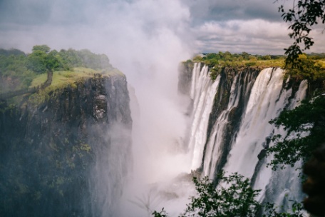 ENTRE CATARATAS Y SAFARIS ENTRE CATARATAS Y SAFARIS