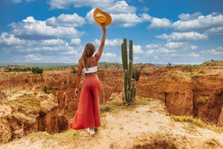 COLOMBIA FANTÁSTICA Y ANCESTRAL COLOMBIA FANTÁSTICA Y ANCESTRAL