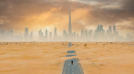 DUBÁI: ENTRE LA MODERNIDAD Y EL DESIERTO DUBÁI: ENTRE LA MODERNIDAD Y EL DESIERTO