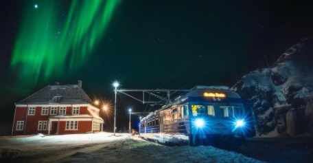 AVENTURA EN TREN TRAS LAS AURORAS, DE TROMSØ A ROVANIEMI AVENTURA EN TREN TRAS LAS AURORAS, DE TROMSØ A ROVANIEMI
