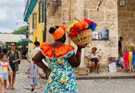 mujer con flores en plaza de la Catedral en la habana vieja cuba