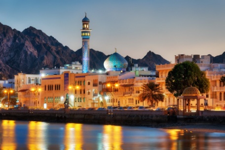 lan-oman-mascate-corniche-noche