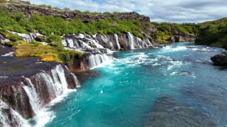 islandia-cascadas-hraunfossar-1