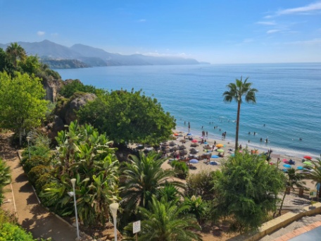 vista aérea de la costa y playa en Nerja Costa del Sol