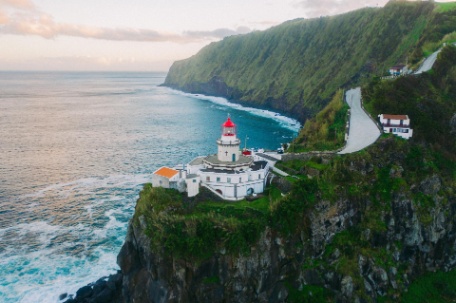 faro en acantilado en ribeira grande islas azores portugal