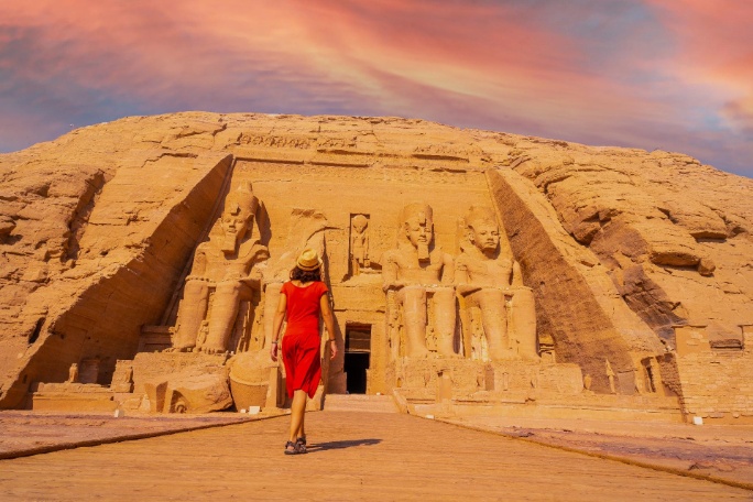 Egipto, chica joven turista vestido rojo caminando