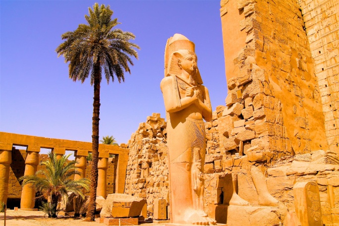 egipto-karnak-estatua-en-templo egipto-karnak-estatua-en-templo