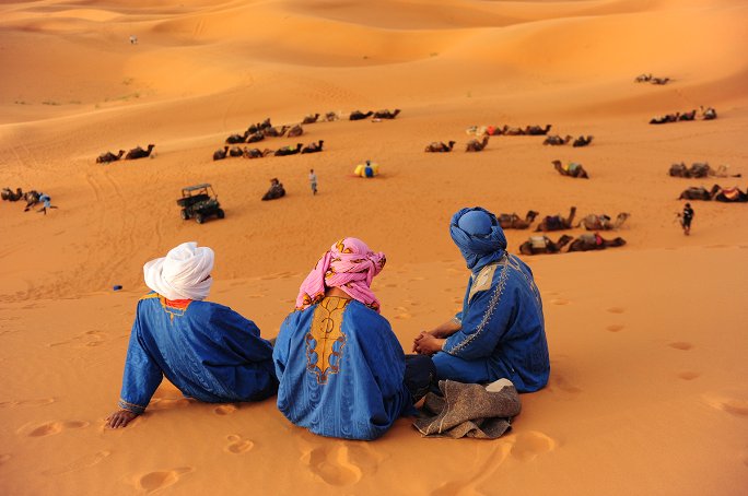 touaregs-descansando-junto-camellos-desierto-erfoud touaregs-descansando-junto-camellos-desierto-erfoud