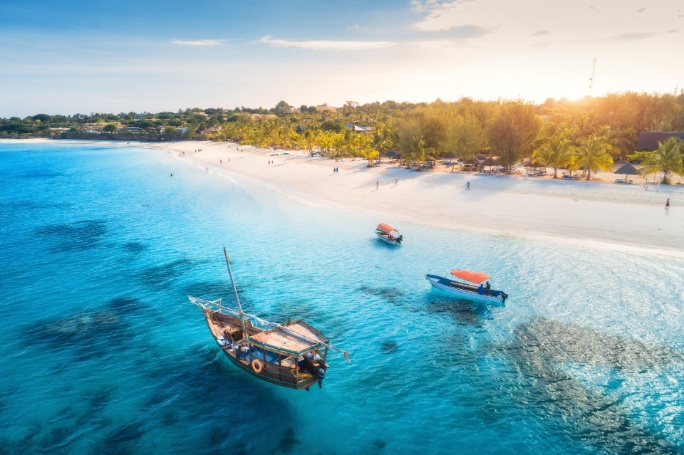 ext-vista-aerea-barcos-pesqueros-playa-tropical-zanzibar