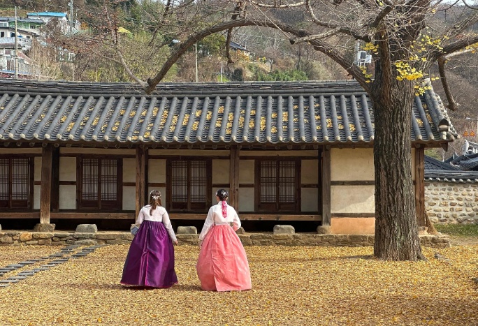 Corea del Sur, Jeonju, dos mujeres coreanas hanbok escuela local