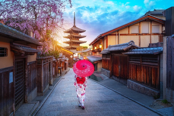 Japón, mujer japonesa kimono tradicional visita Yasaka
