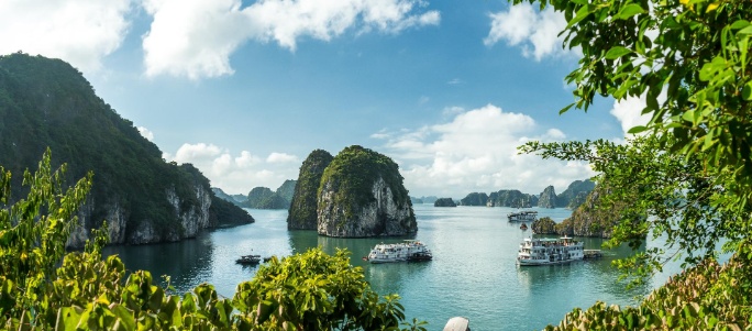 Vietnam, vista sobre la famosa bahia de Ha-Long, crucero
