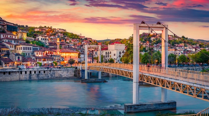 albania-berat-increible-noche-paisaje-urbano