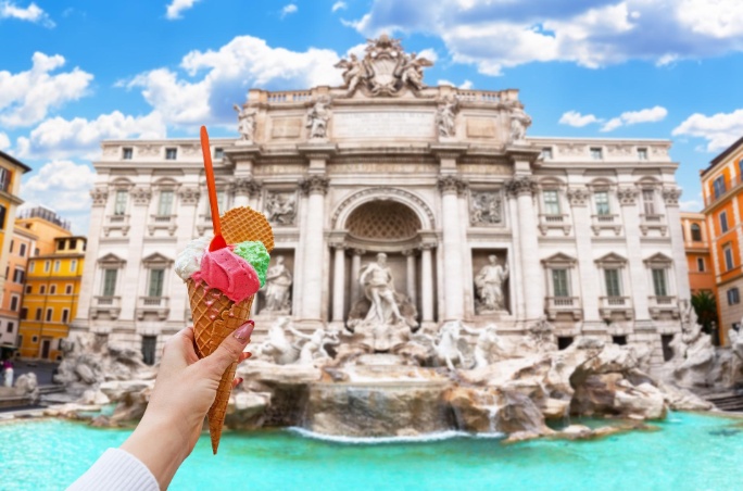 Italia, Roma helado italiano gelato frente Fontana di Trevi