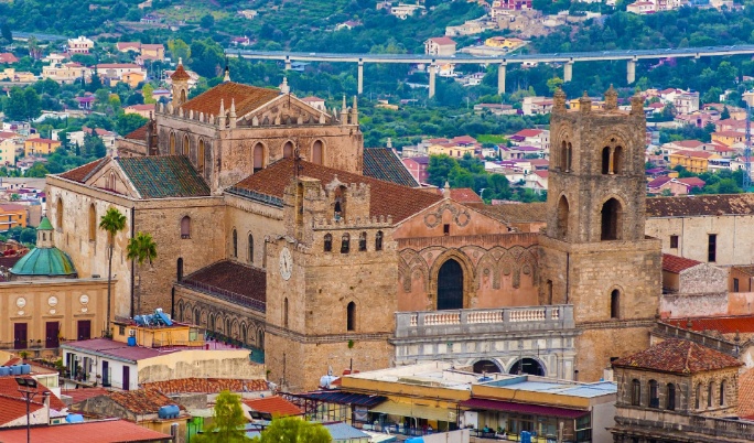 Italia, Sicilia, Palermo, catedral Monreale, vista montañas que rodean