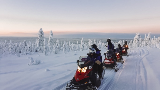 finlandia-laponia-salla-motonieve-camino-nevado