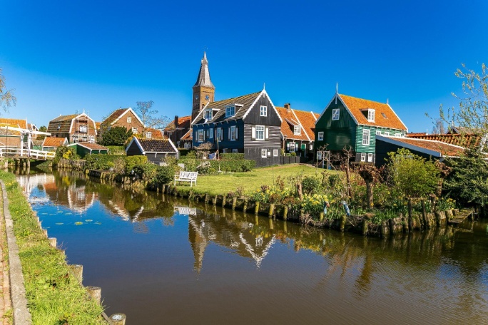 escena-tipicas-casas-de-madera-marken